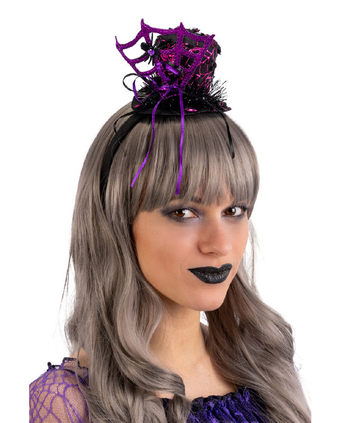 Mini chapeau avec toile d’araignée violette, h. 7 cm env., avec serre-tête, avec étiquette cartonnée pliée Mini chapeau avec toile d’araignée violette, h. 7 cm env., avec serre-tête, avec étiquette cartonnée pliée