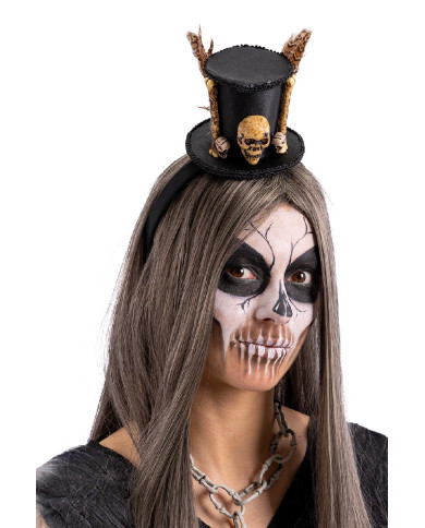 Mini chapeau vaudou noir avec tête de mort, décorations et serre-tête, h. 8 cm env., avec étiquette volante / étiquette