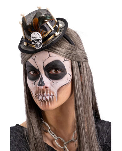 Mini chapeau vaudou noir avec tête de mort, décorations et serre-tête, h. 5,5 cm env., avec étiquette volante / étiquette
