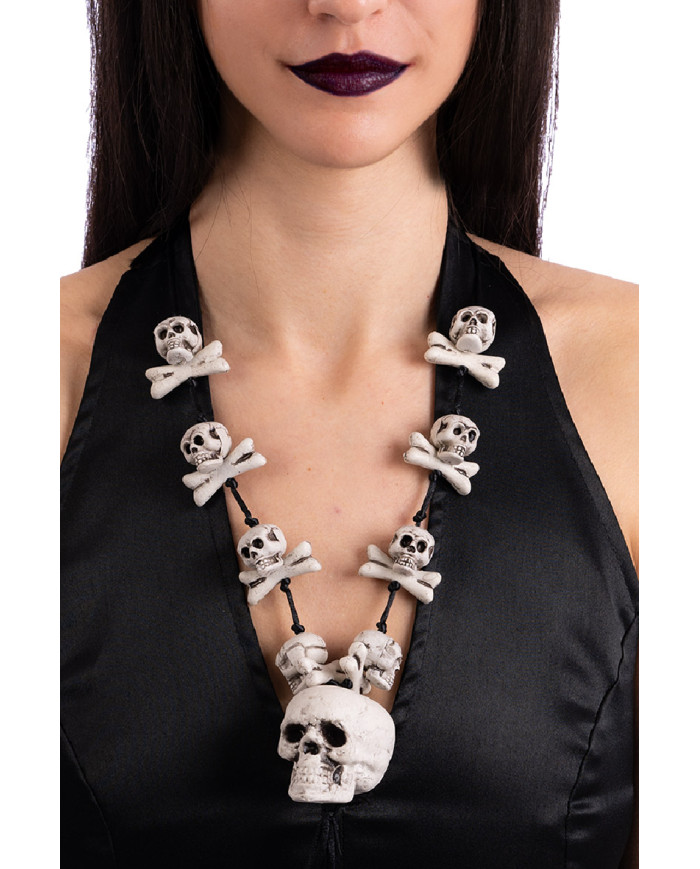 Collier avec tête de mort et os, avec étiquette volante / étiquette Collier avec tête de mort et os, avec étiquette volante / étiquette