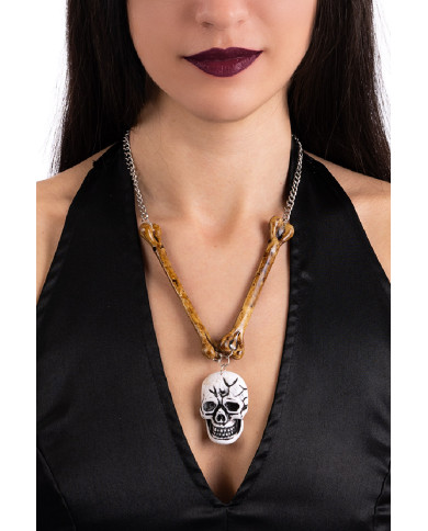 Kette mit Knochen und Totenkopf auf Pappkarton