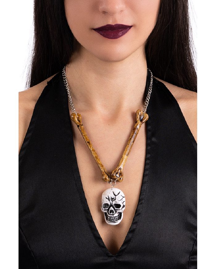 Collana con ossa e teschio su cartoncino