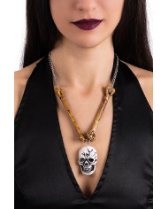 Collar con huesos y calavera sobre cartoncillo