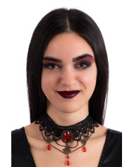 Collarino con pizzo e gemme rosse su cartoncino