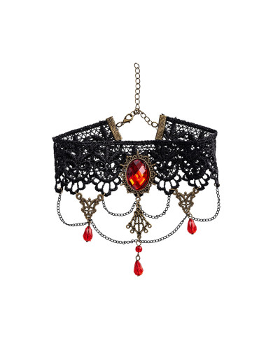 Kragen mit Spitze und roten Schmucksteinen auf Pappkarton