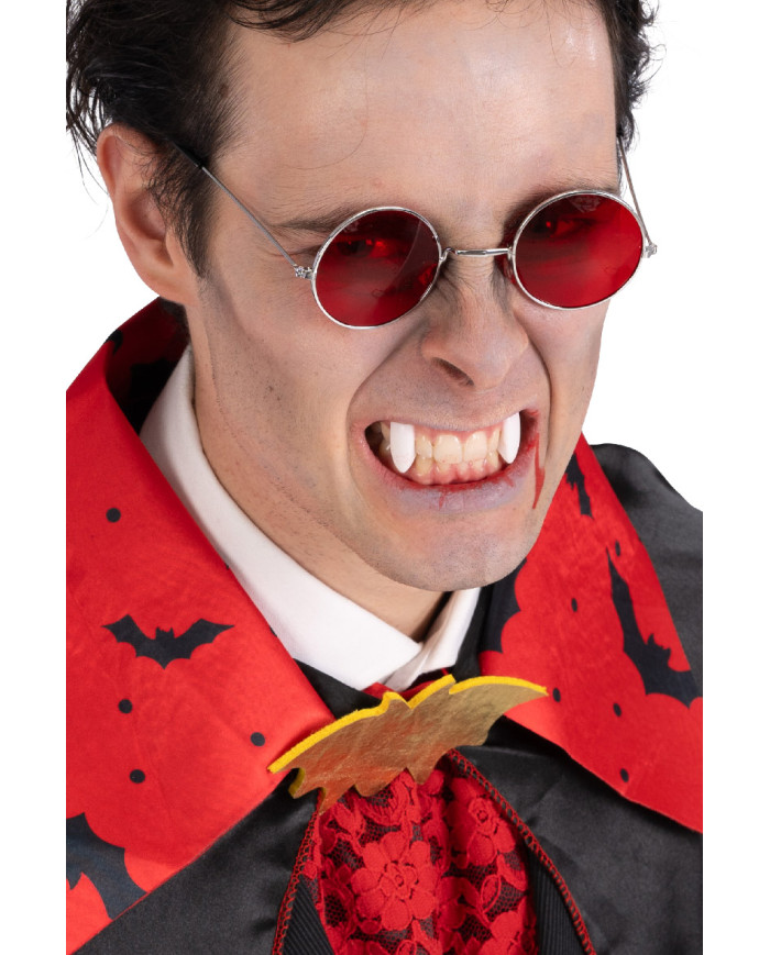 Vampirbrille auf Pappkarton