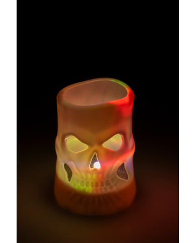 Bougie tête de mort blanche en plastique avec lumières (piles comprises), h. 7,5 cm env., sur un présentoir