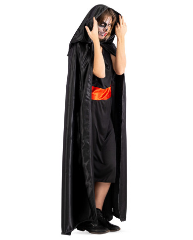 Cape en satin noir avec capuche, long. 130 cm env., dans un sachet avec crochet Cape en satin noir avec capuche, long. 130 cm env., dans un sachet avec crochet