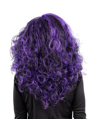 Perruque cheveux frisés noire et violette, dans un étui