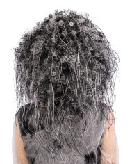 Perruque cheveux bouclés noire et blanche, dans un étui Perruque cheveux bouclés noire et blanche, dans un étui