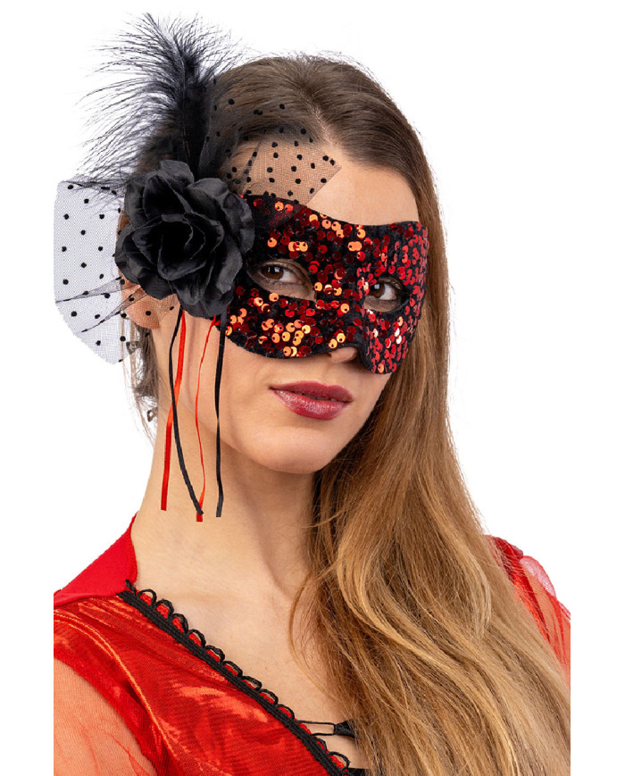 Masque en tissu avec paillettes rouges et décorations avec étiquette cartonnée pliée