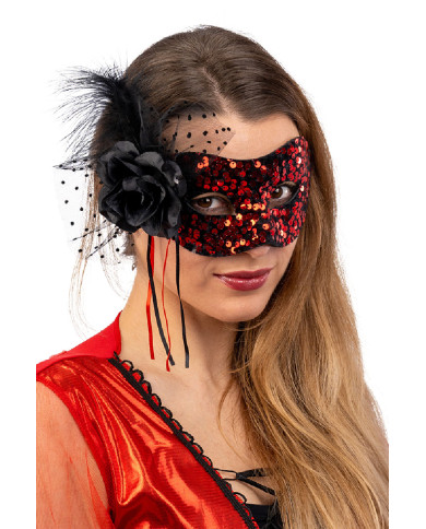 Masque en tissu avec paillettes rouges et décorations avec étiquette cartonnée pliée