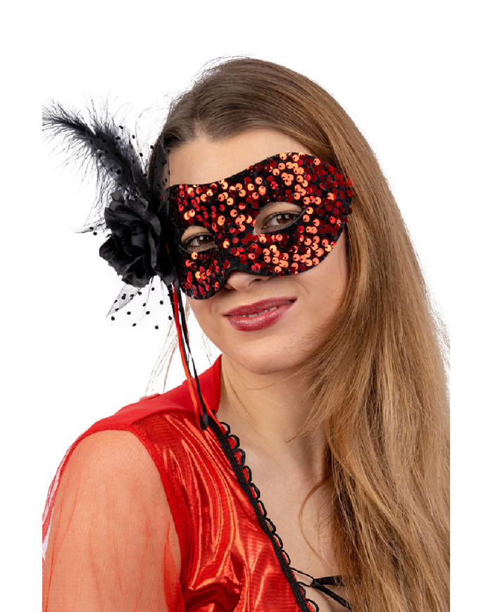 Masque en tissu avec paillettes rouges et décorations avec étiquette cartonnée pliée