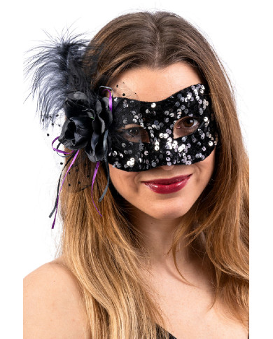 Masque en tissu avec paillettes noires et décorations avec étiquette cartonnée pliée