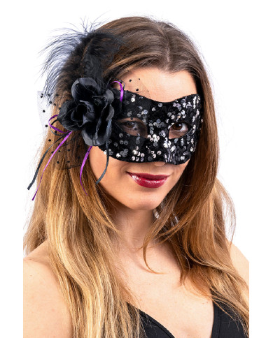 Masque en tissu avec paillettes noires et décorations avec étiquette cartonnée pliée