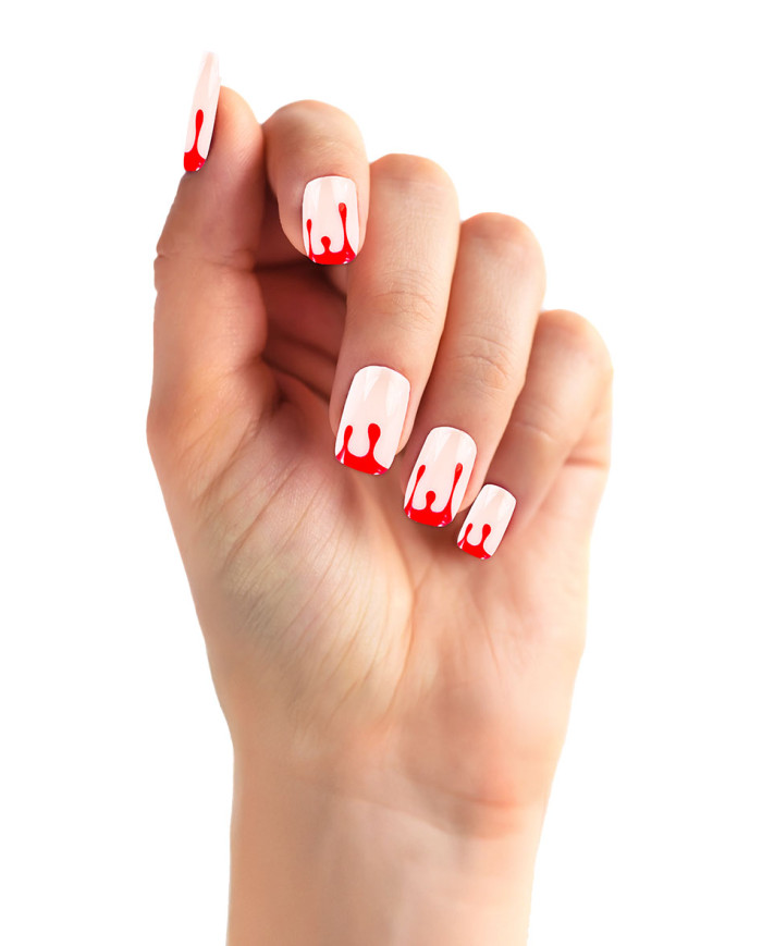 Uñas adhesivas ensangrentadas en caja