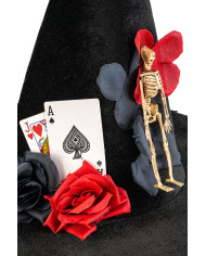 Chapeau de sorcière en velours avec squelette, cartes et fleurs h. env. 37 cm. avec étiquette cartonnée pliée
