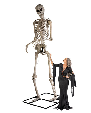 Esqueleto gigante de unos 320 cm de altura en pedestal con luces (pilas incluidas) en caja