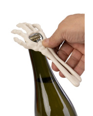 Ouvre-bouteille main de squelette dans un sachet sur papier cartonné