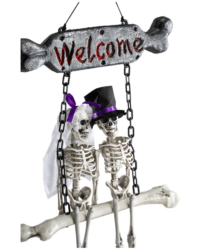 Décoration squelettes sur balançoire à suspendre h. 60 cm x l. 40 cm env. avec étiquette volante / étiquette