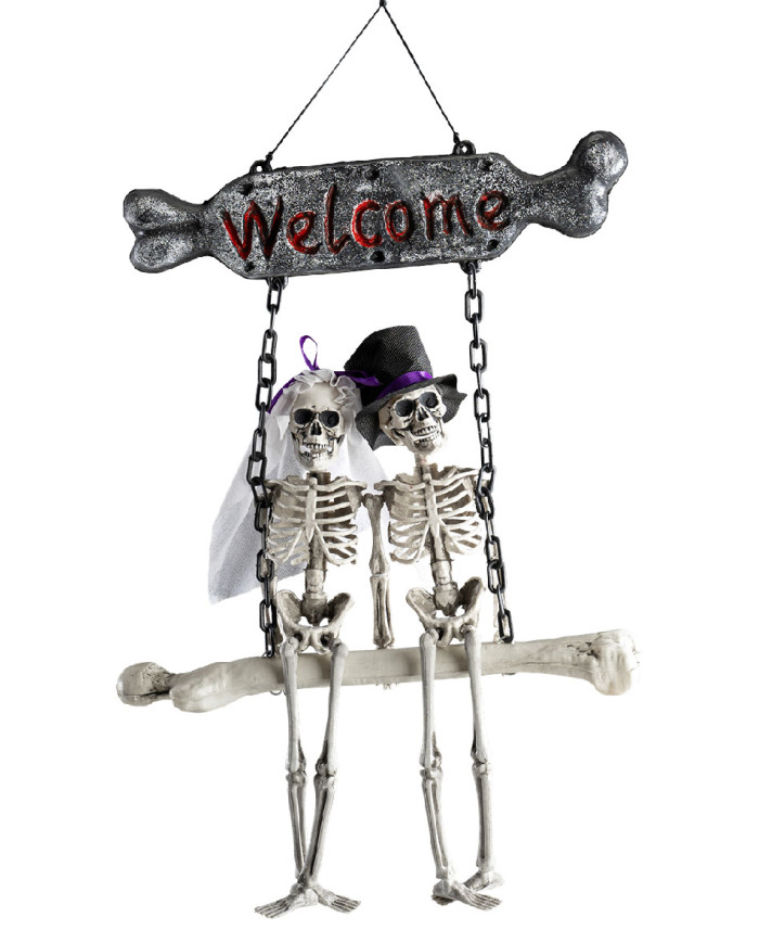 Décoration squelettes sur balançoire à suspendre h. 60 cm x l. 40 cm env. avec étiquette volante / étiquette