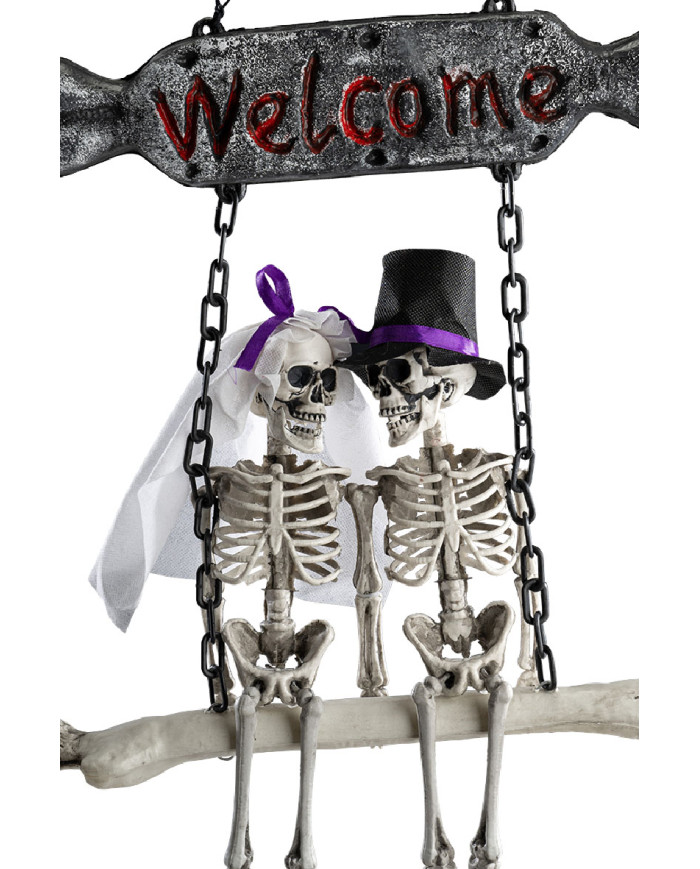 Décoration squelettes sur balançoire à suspendre h. 60 cm x l. 40 cm env. avec étiquette volante / étiquette
