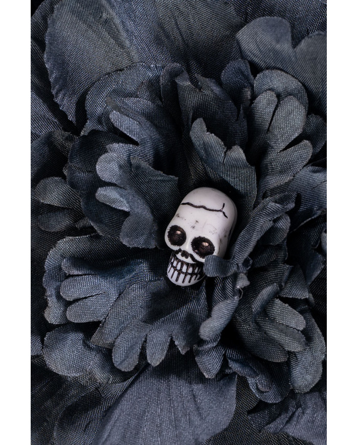 Stiel mit schwarzen Blumen und Totenköpfen H. ca. 40 cm mit Pappschild/Etikett