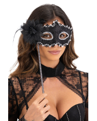 Maschera nera in tessuto con fiore e bastoncino con cartellino/etichetta