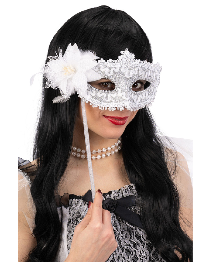 Maschera bianca in tessuto con fiore e bastoncino con cartellino/etichetta