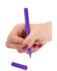 Violetter Schminkstift Gesicht/Körper auf Pappkarton