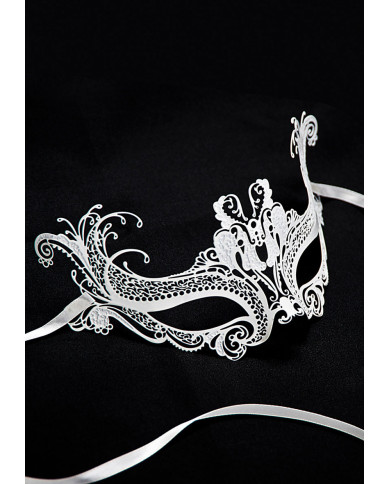 White metal chinless mask for a delicate disguise. White metal chinless mask for a delicate disguise.