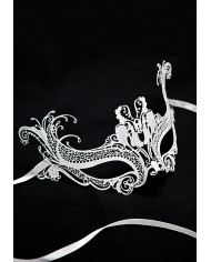 White metal chinless mask for a delicate disguise. White metal chinless mask for a delicate disguise.