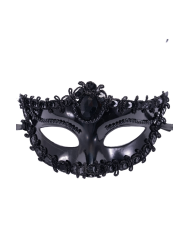 Schwarze Maske aus Kunststoff mit Dekorationen auf Pappkarton