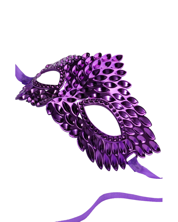 Maschera viola intagliata in plastica su cartoncino