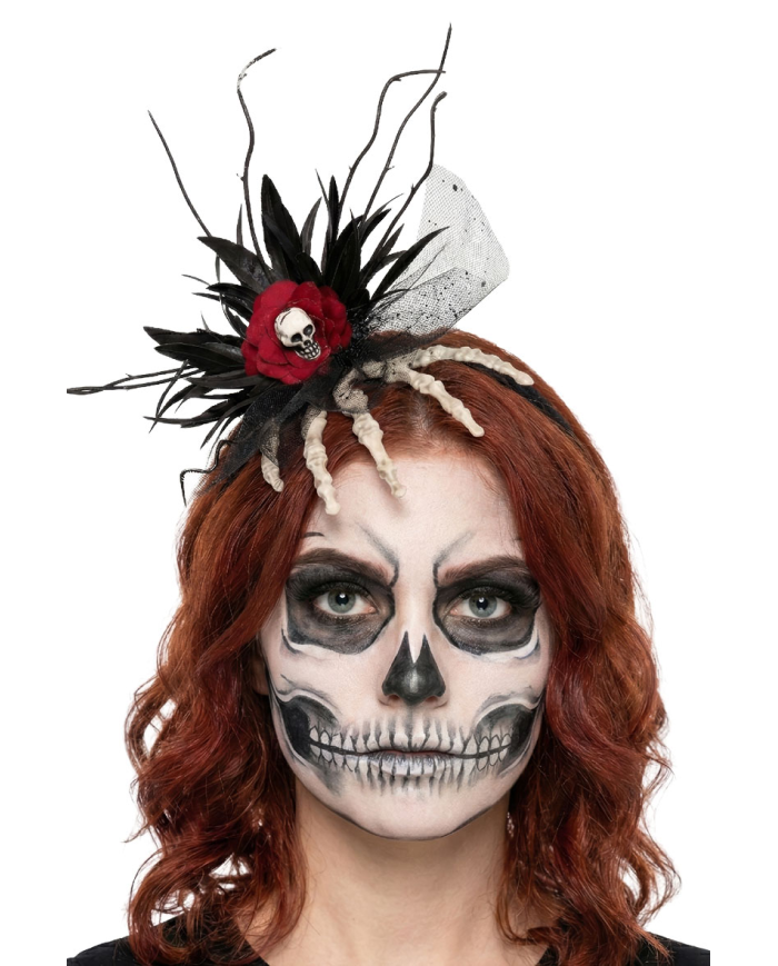 Haarreif mit Skeletthand, Totenkopf und Blumendekorationen mit Pappschild/Etikett