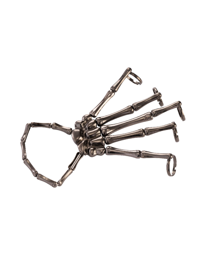Bracciale mano scheletro con anelli in metallo su cartoncino