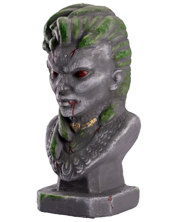 Busto con serpientes de poliestireno con piqueta de unos 43 cm. de alto con etiqueta colgante/etiqueta