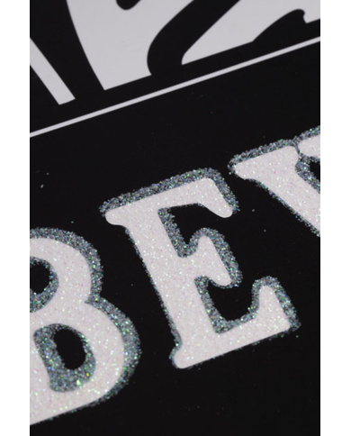 Adorno para colgar rip de MDF de unos 35 cm. de alto con etiqueta colgante/etiqueta