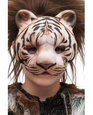 Tigermaske aus Stoff auf Pappkarton