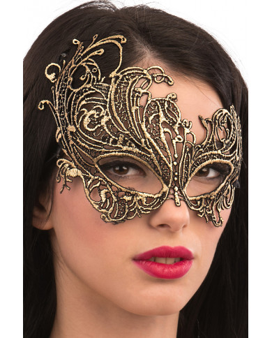 Golden mask in macram?ö fabric, for an elegant and intriguing Golden mask in macram?ö fabric, for an elegant and intriguing