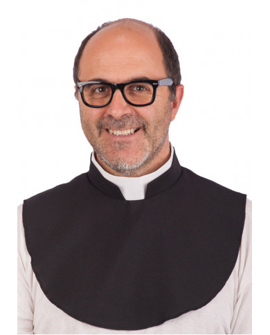 Ecclesiastical collar, the symbol that distinguishes the figure