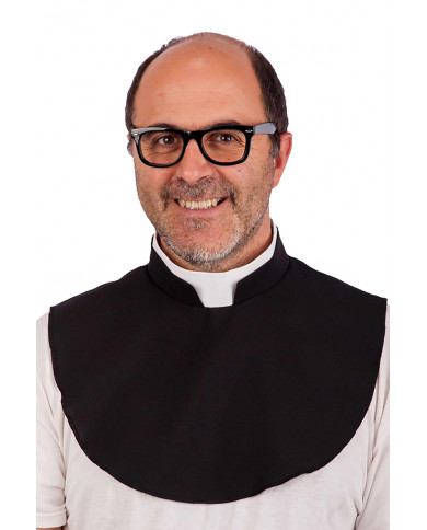 Ecclesiastical collar, the symbol that distinguishes the figure