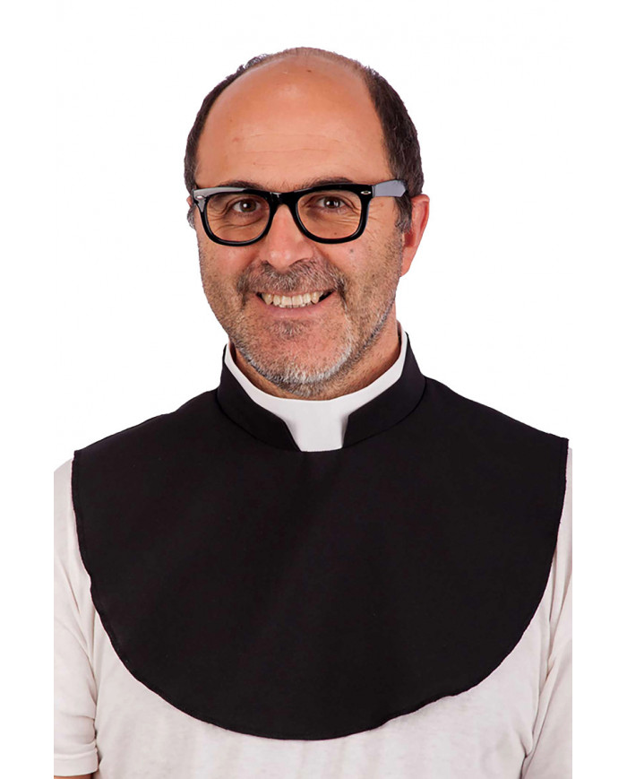 Ecclesiastical collar, the symbol that distinguishes the figure