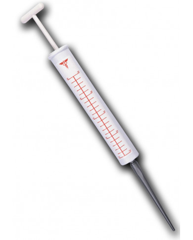 Jeringa grande de unos 53 cm de largo en bolsa con solapa de cartón