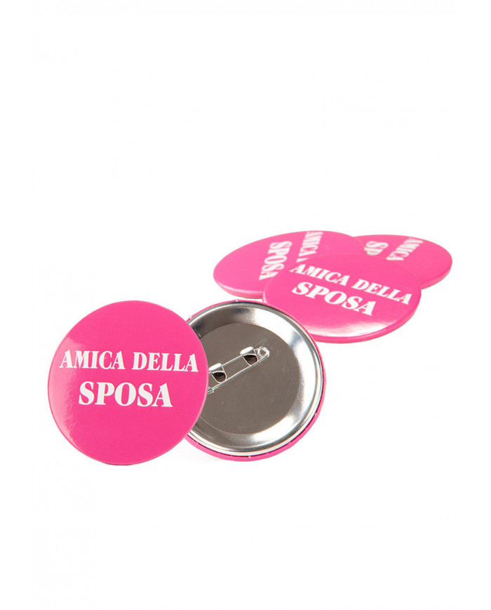 4 Ansteckbuttons AMICA DELLA SPOSA (Freundin der Braut) auf Pappkarton