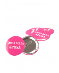 4 Ansteckbuttons AMICA DELLA SPOSA (Freundin der Braut) auf Pappkarton