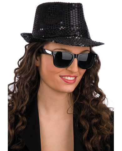 Gafas negras sobre cartoncillo