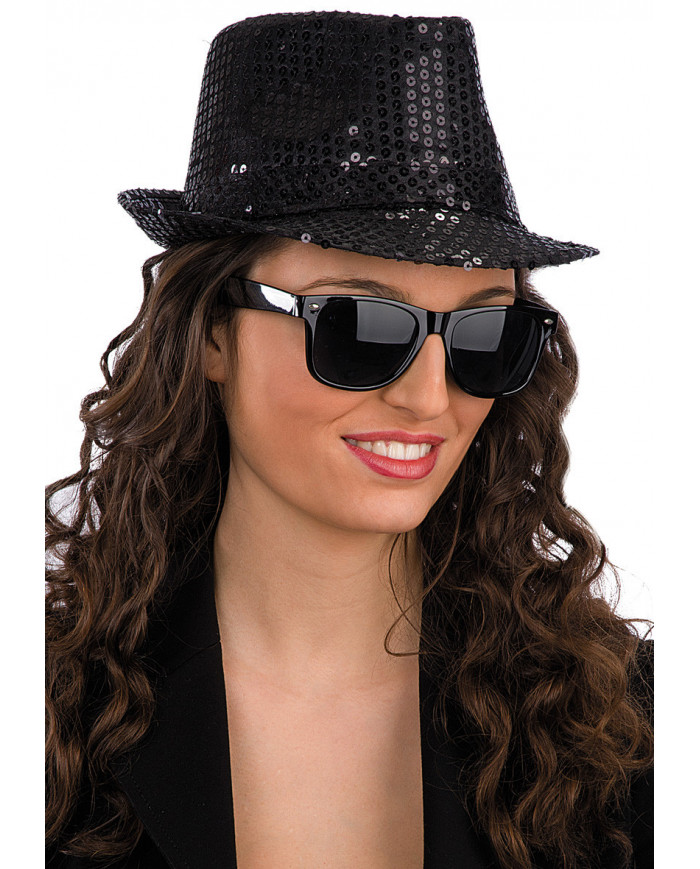 Lunettes noires sur papier cartonné