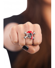 Bague pirate en métal sur un présentoir