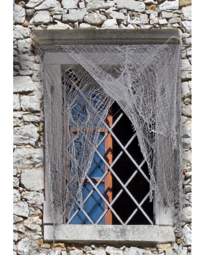 Cortina desgarrada gris de unos 200x75 cm de alto en bolsa